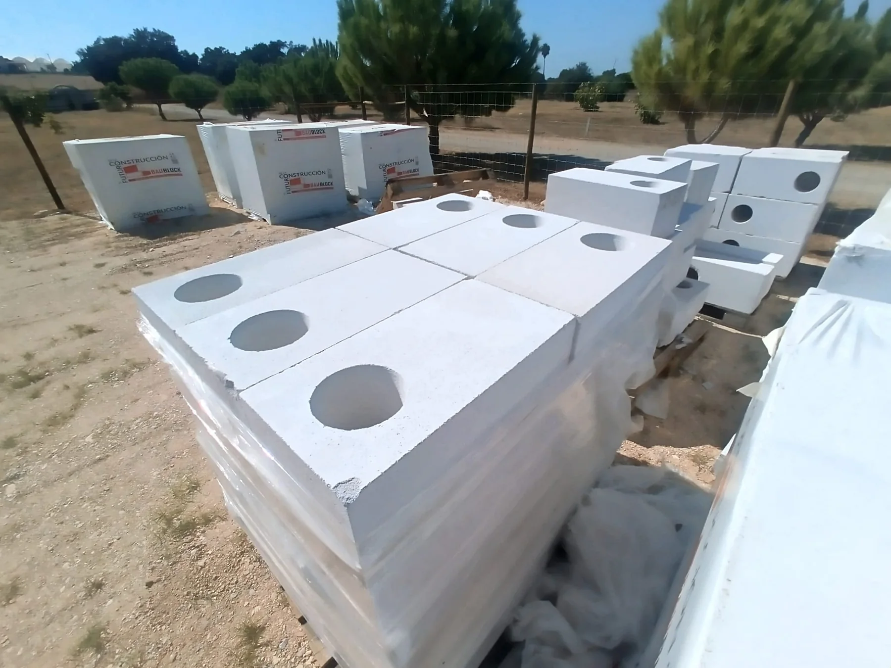 Aktueller BAUBLOCK O-TEC Bestand bei Algarve Bau. Die genaue Variante wird bei jeder Bestellanfrage bestätigt.