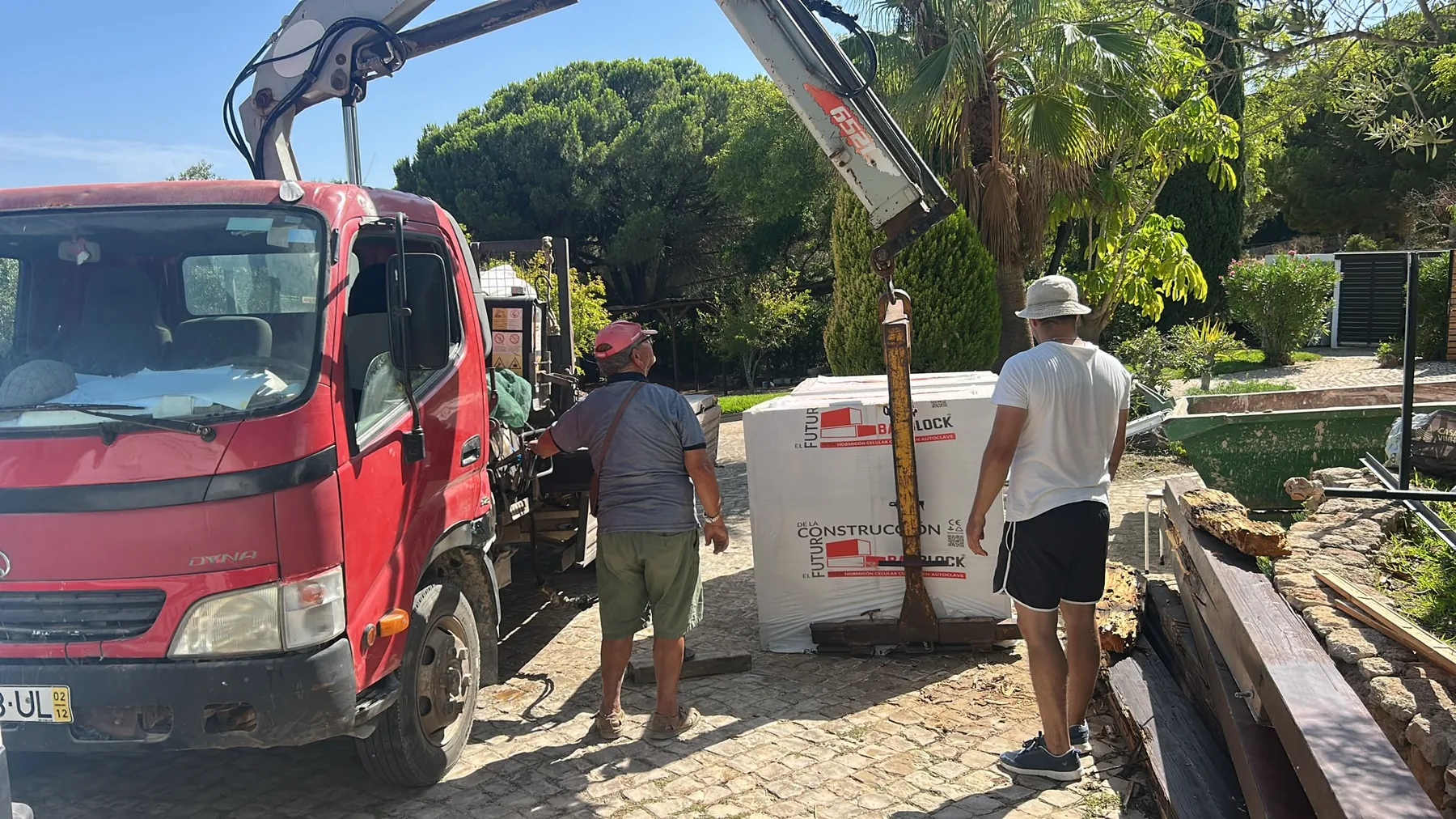 BAUBLOCK Palettenlieferung an einer Baustelle an der Algarve.