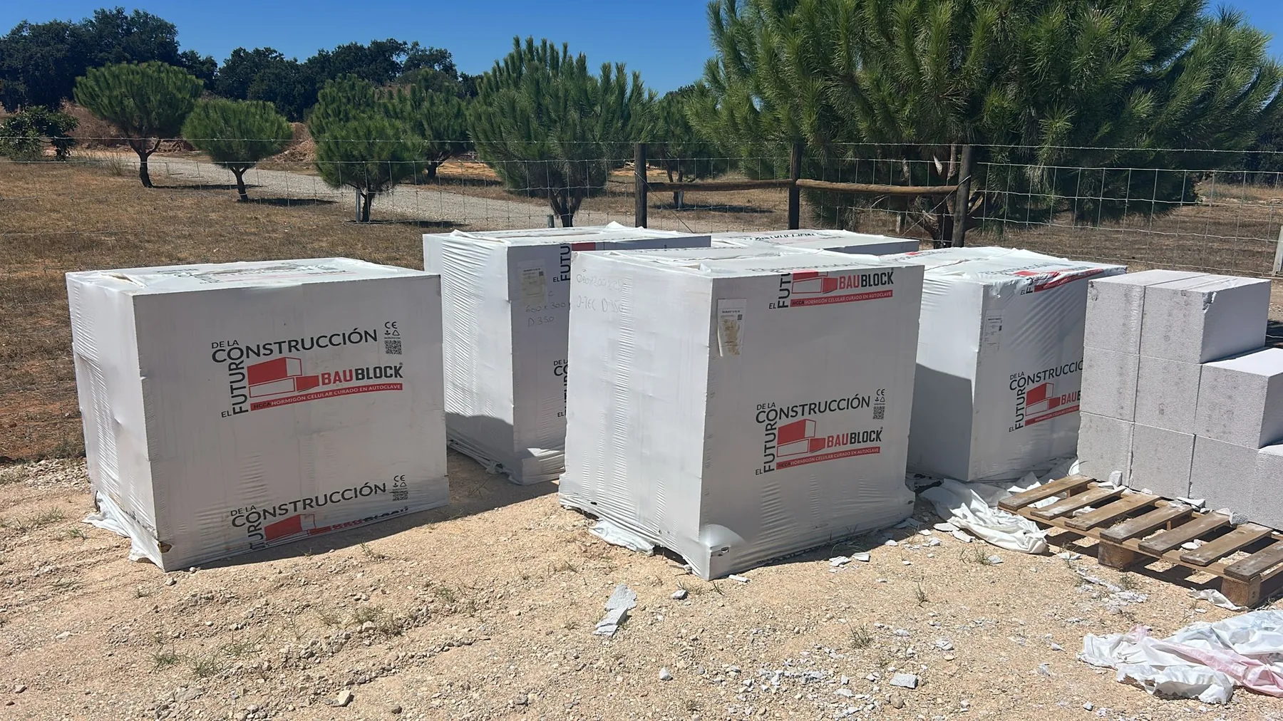 BAUBLOCK Porenbetonpaletten und Steine im lokalen Lagerbestand an der Algarve.