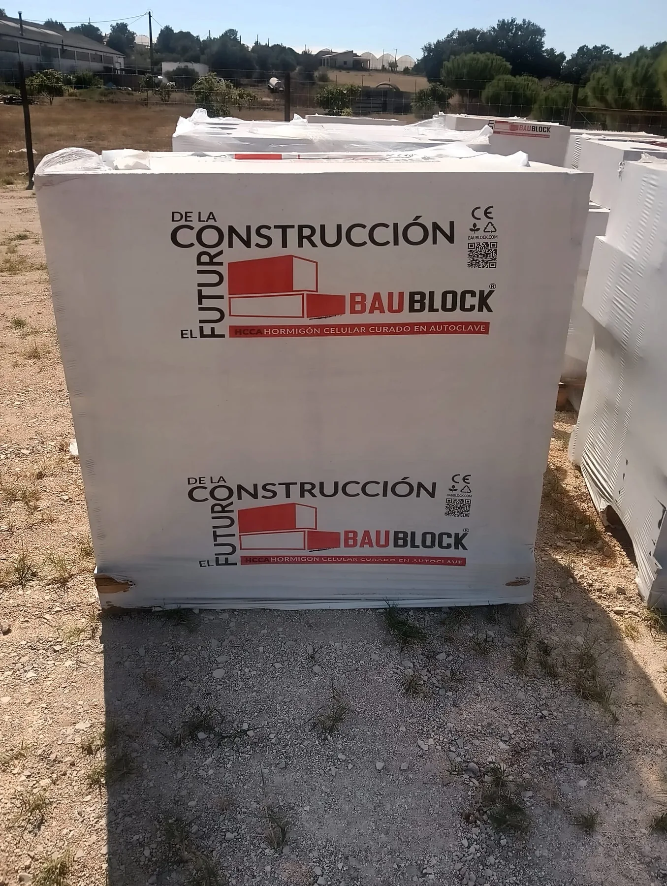 Verpackte BAUBLOCK Porenbeton-Palette im Lager an der Algarve.