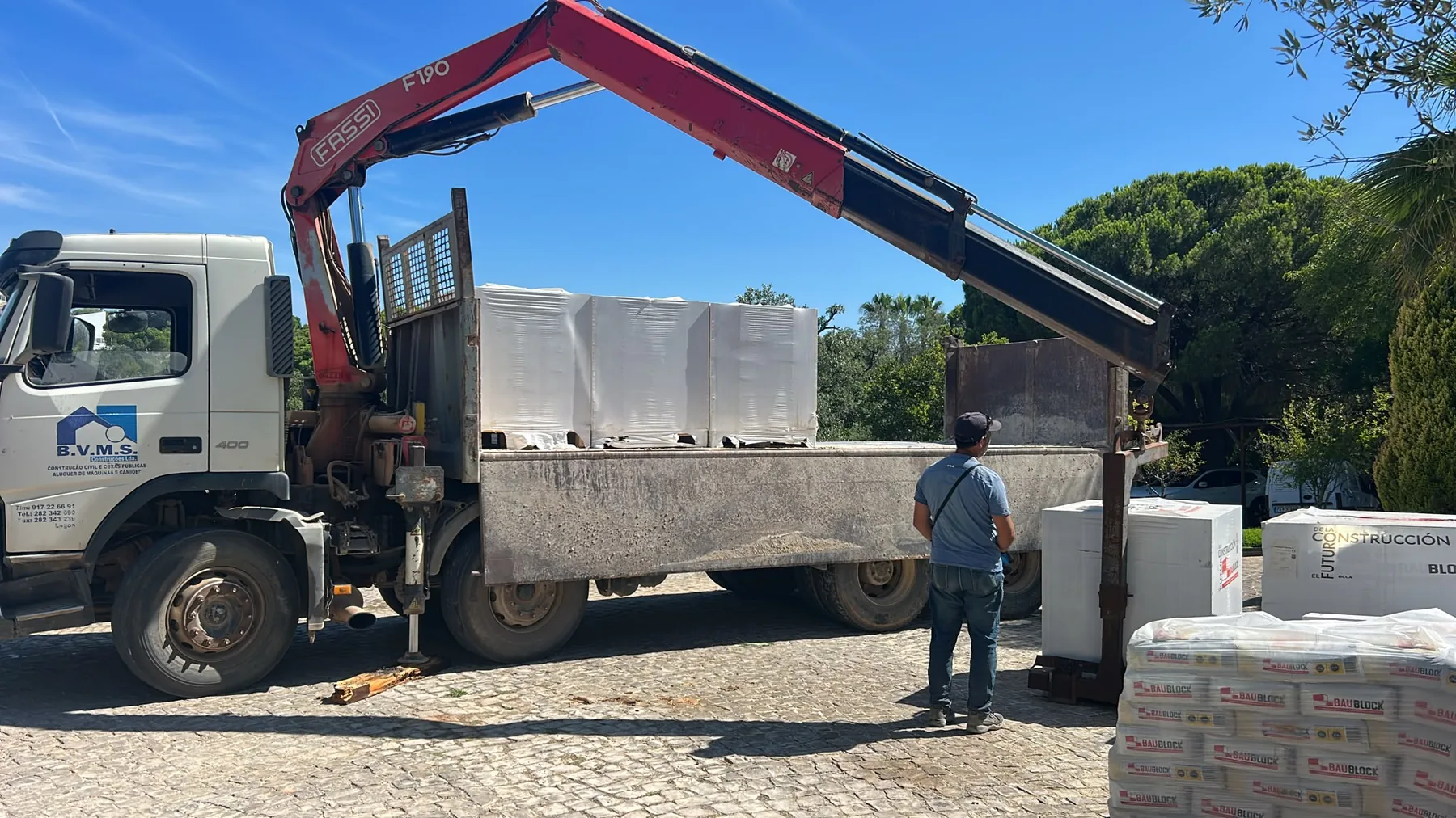 BAUBLOCK AAC delivery using a crane truck in the Algarve.