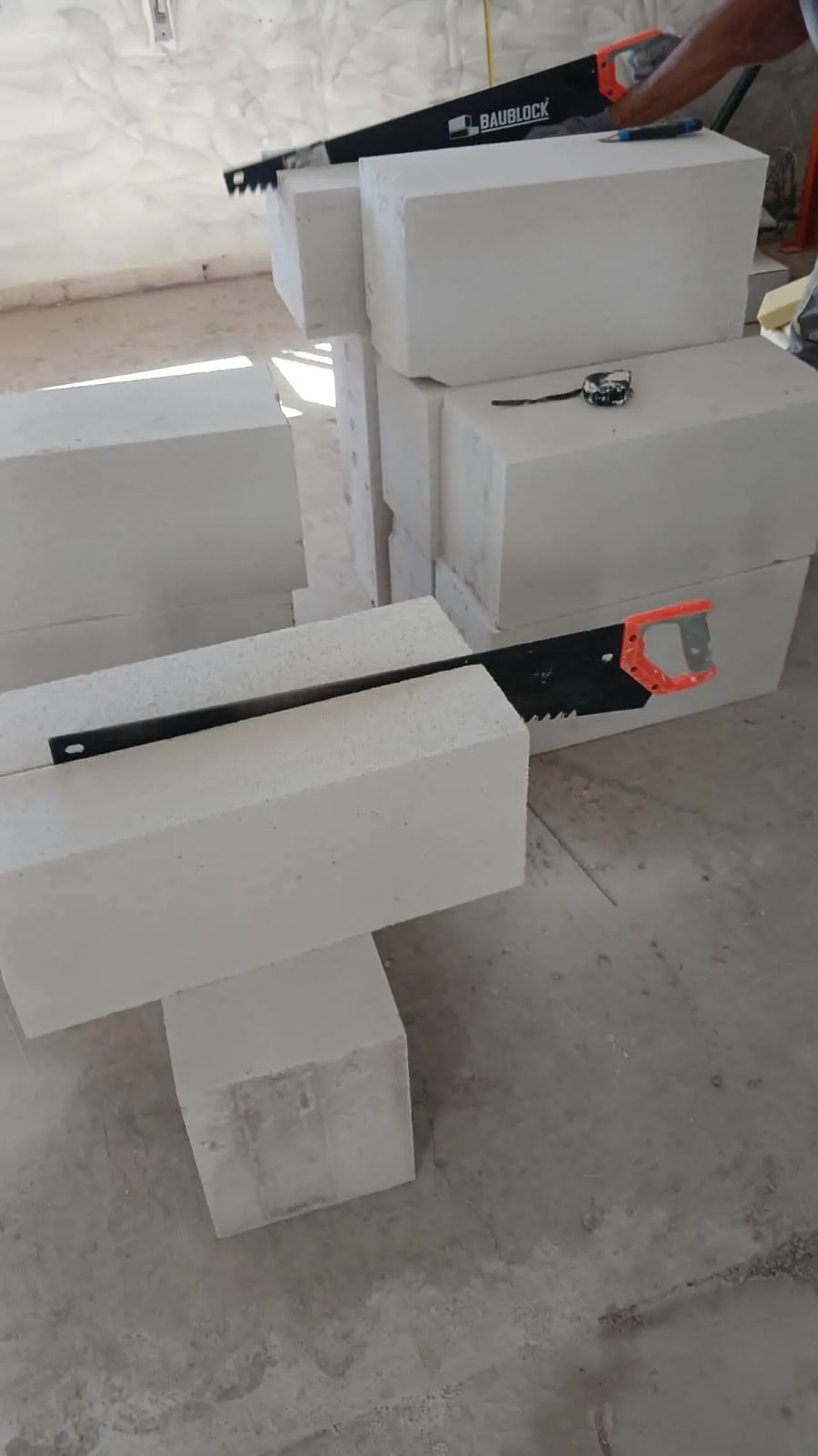 BAUBLOCK hand saw for cutting autoclaved aerated concrete (AAC) blocks.