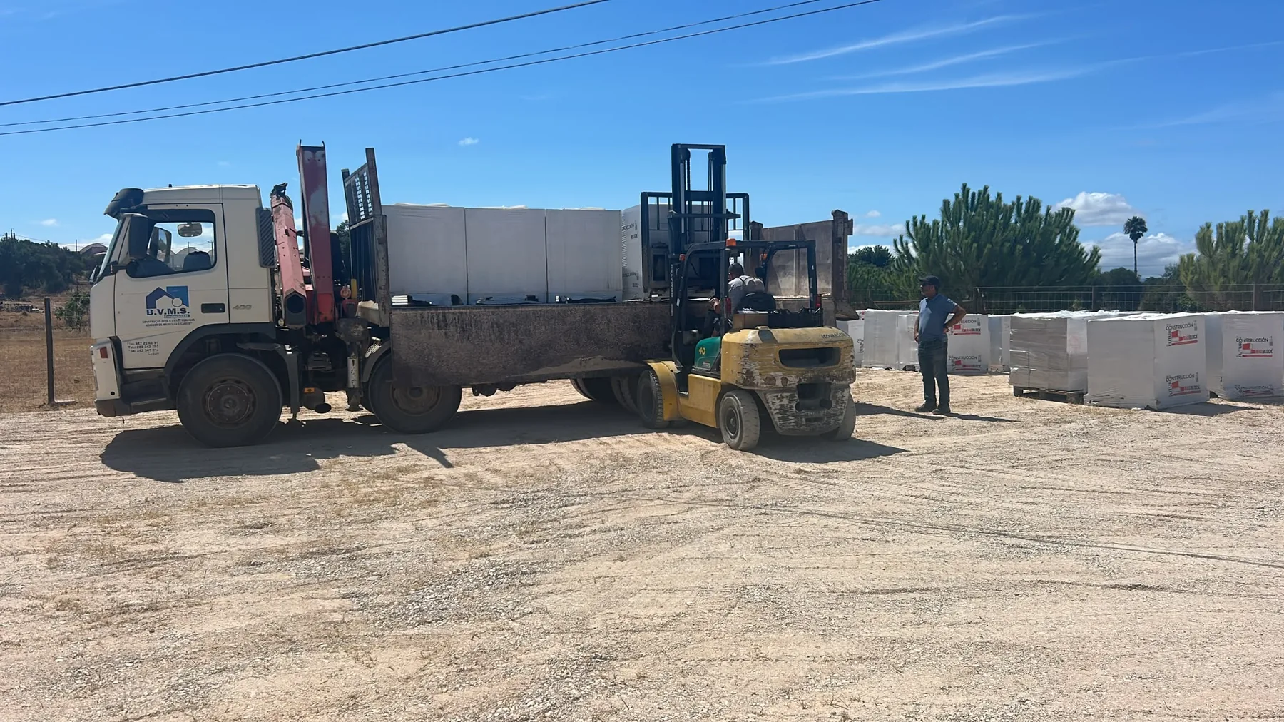 BAUBLOCK stock and delivery logistics with truck and forklift in the Algarve.