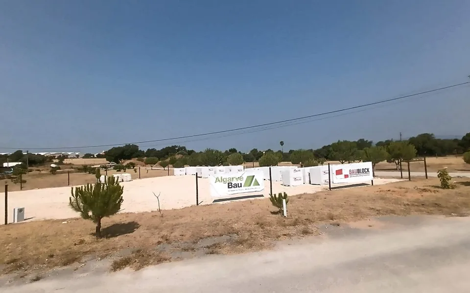 Algarve Bau BAUBLOCK stockyard supporting the thermal and fire performance guide.
