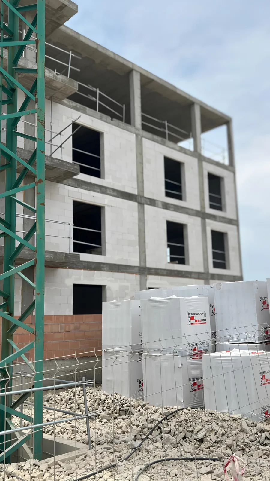 Autoclaved aerated concrete multi-storey building project with BAUBLOCK pallets in Algarve, Portugal.